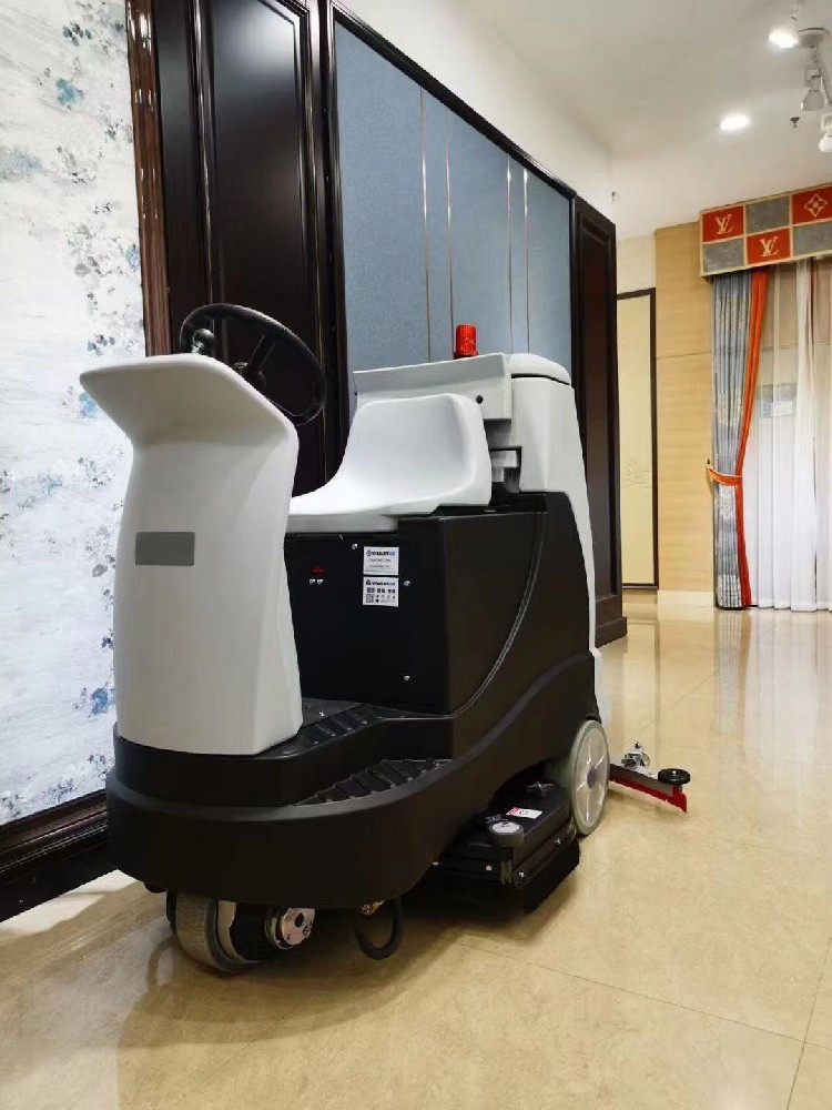 LS-810中型座駕式洗地車